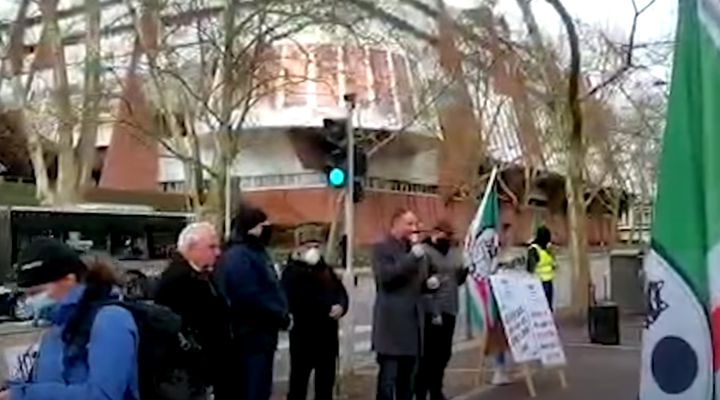 Сотни чеченцев собрались на акцию в Страсбурге против террора и похищений людей в Чечне