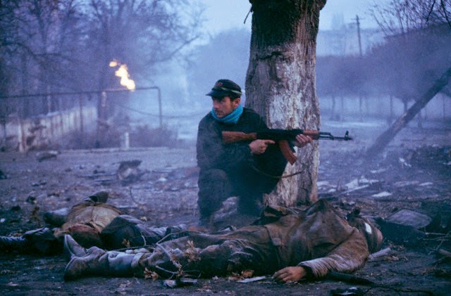 На фотке чеченский воин и вокруг лежат трупы русских террористов