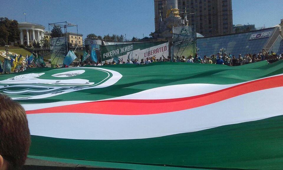 НА МАЙДАНЕ РАЗВЕРНУЛИ САМЫЙ БОЛЬШОЙ В МИРЕ ФЛАГ ЧЕЧЕНСКОЙ РЕСПУБЛИКИ ИЧКЕРИЯ