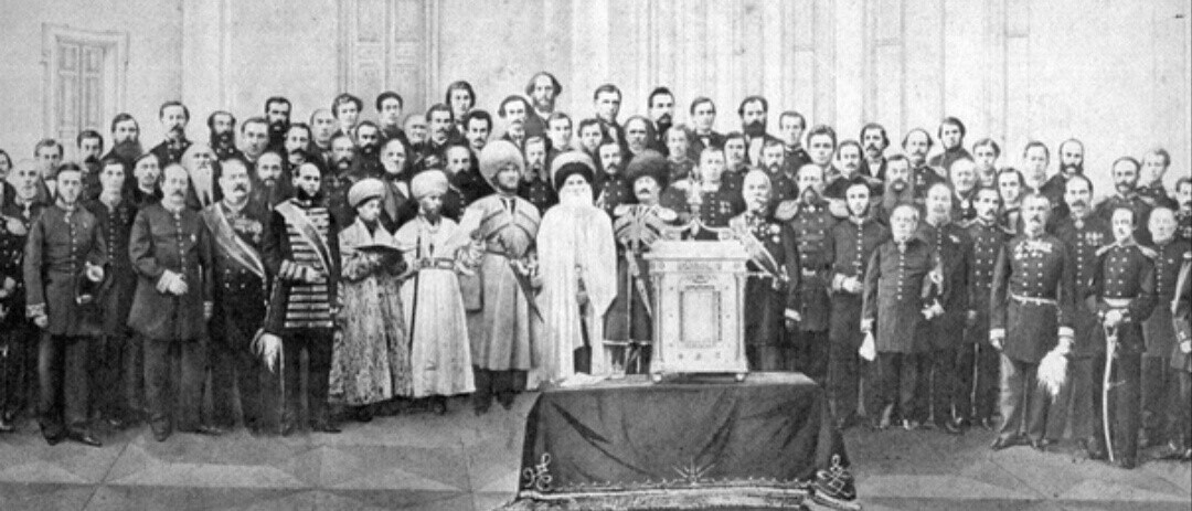 На фотографии в центре с белой бородой стоит предатель Имам Шамиль